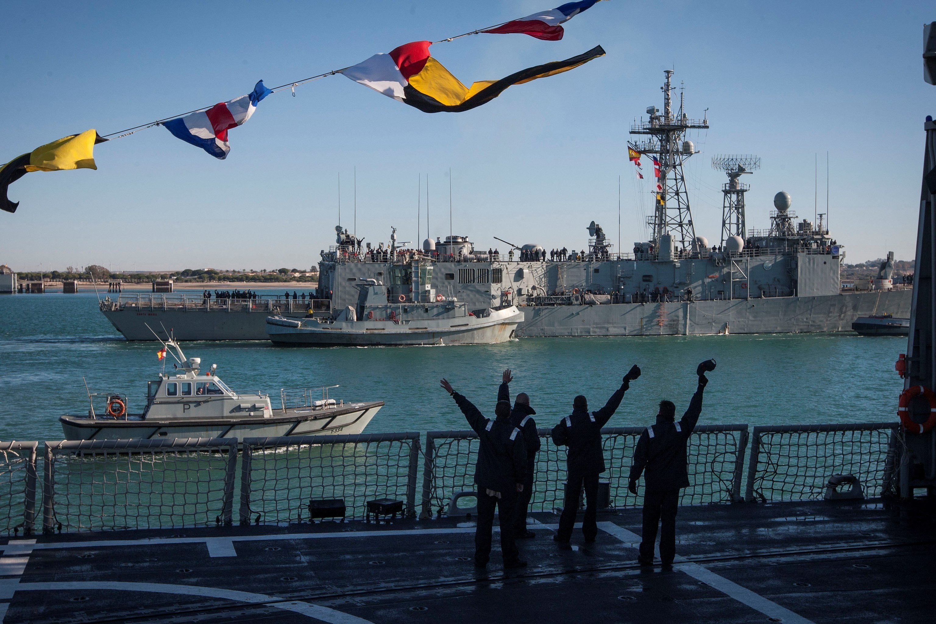 Familiares y amigos despiden a la tripulación de una fragata en la base naval de Rota (Cádiz).