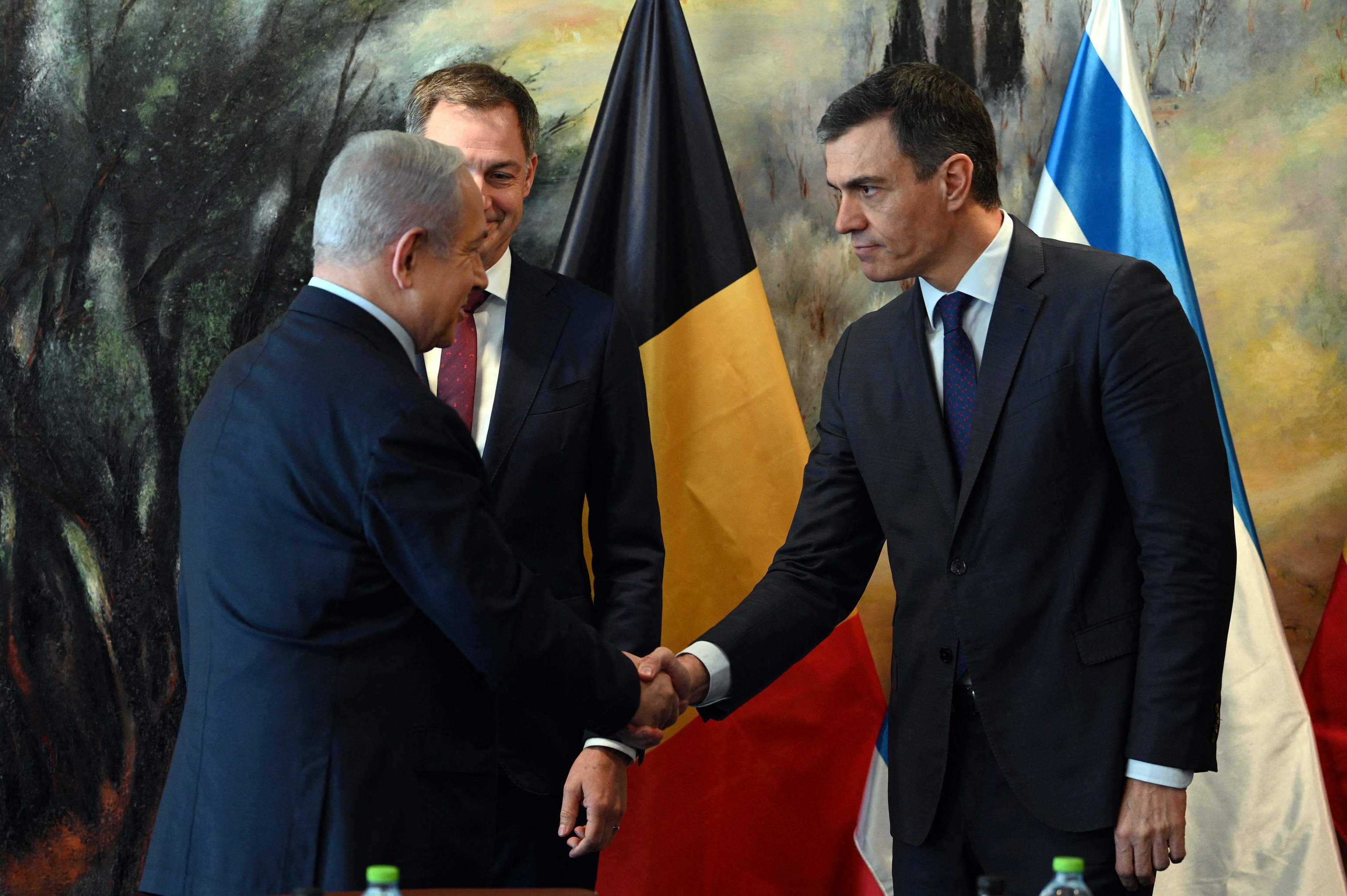 Benjamin Netanyahu saluda a Pedro Sánchez
