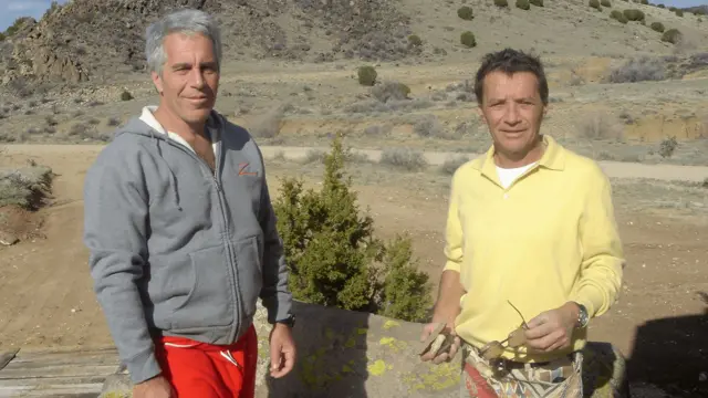 Epstein (izq) y Brunel (der) parados en el exterior mirando a la cámara