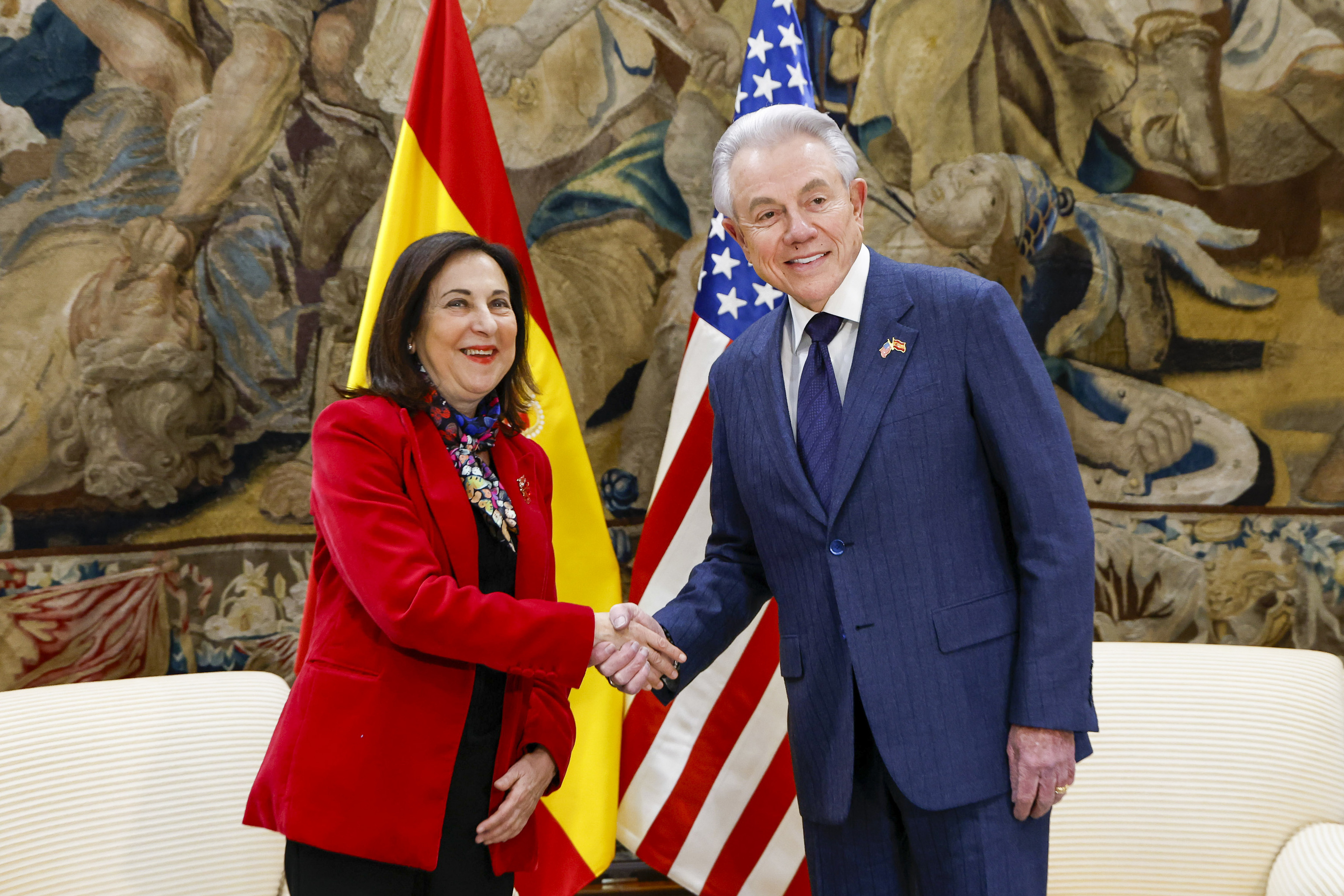 Margarita Robles recibe al embajador de EEUU tras los ataques de Donald Trump a España con una defensa de la "profesionalidad" de los militares españoles