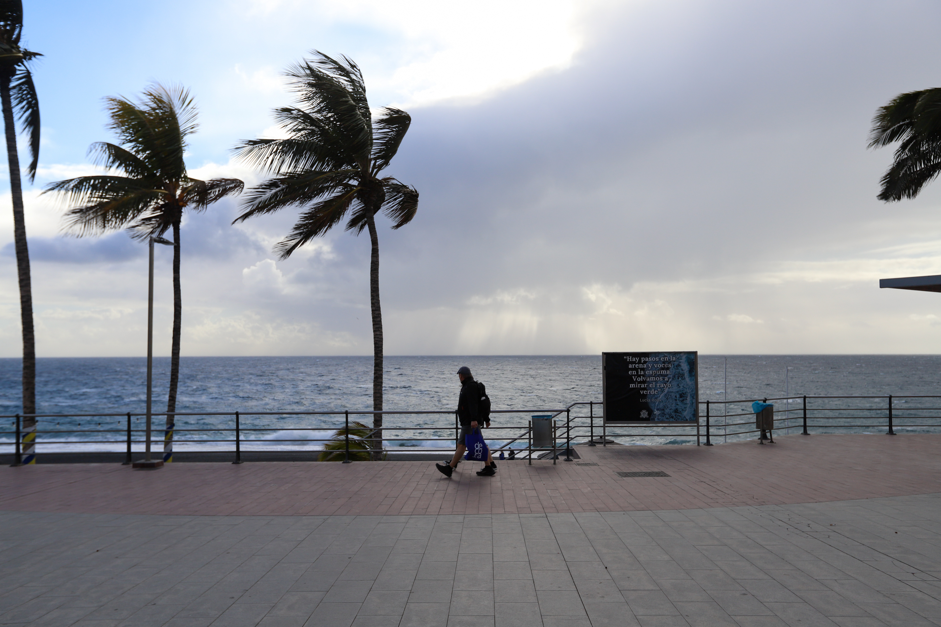 Fuerte viento en el paseo marítimo de Puerto Naos, en La Palma este martes.