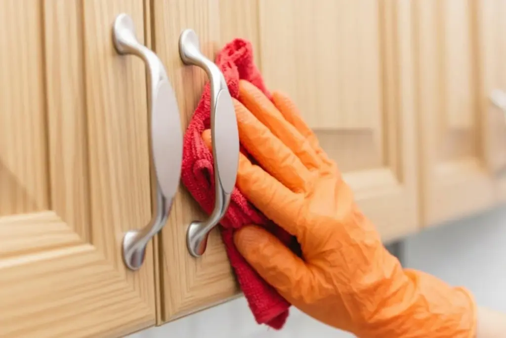 Grasa en los muebles de cocina: el truco de 10 minutos sin bicarbonato