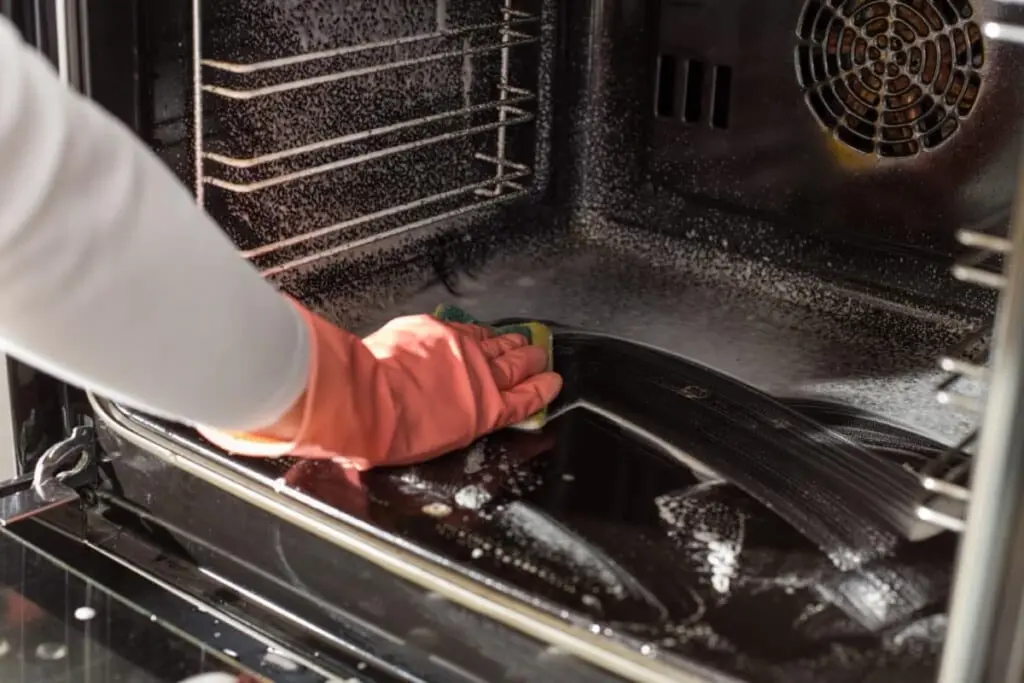 Horno impecable sin frotar: el truco del bicarbonato de sodio que ahorra 5€
