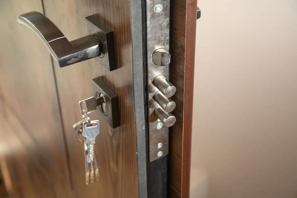 Llave puesta en la cerradura: el error que facilita robos al dormir