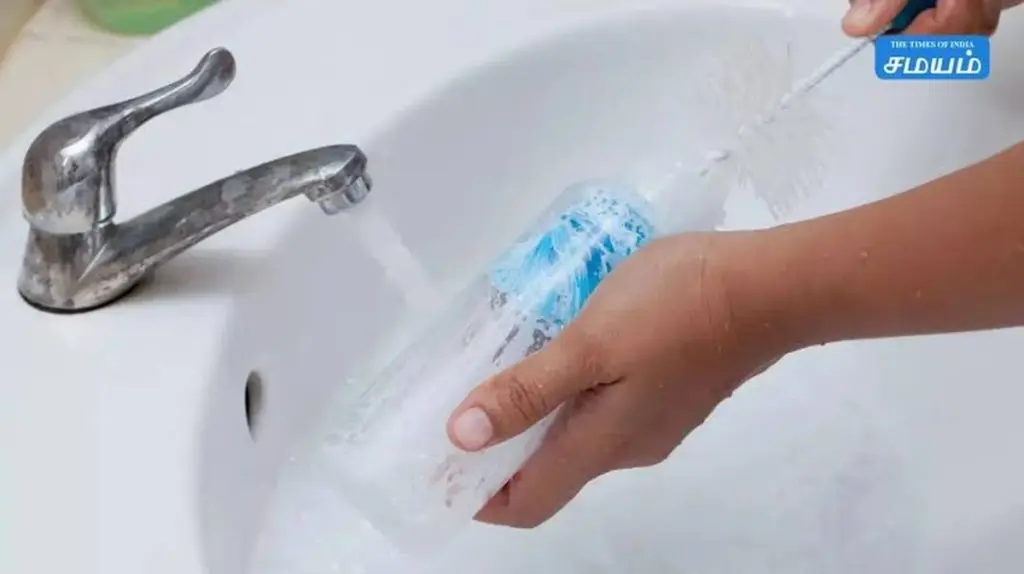 Mal olor en tu botella de agua: el truco del bicarbonato de sodio que lo elimina en 30 minutos