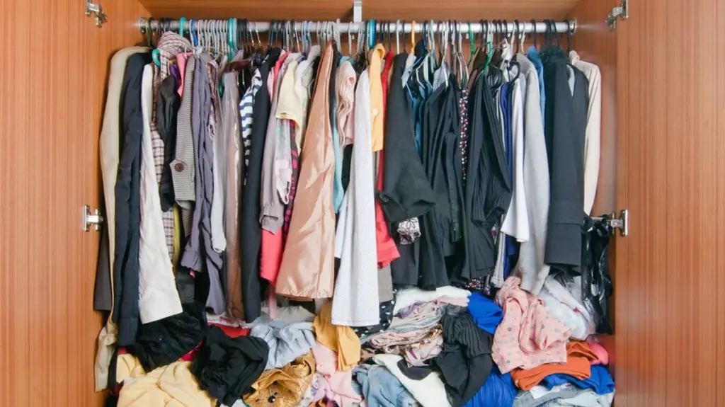 Más espacio en tu armario: por qué uso perchas para bebés en mi ropa