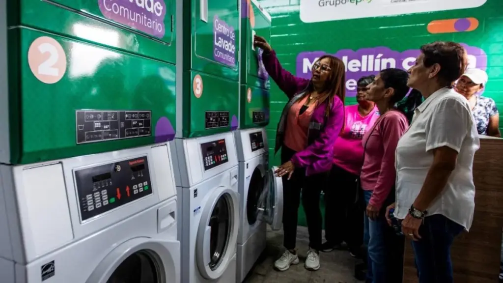 Medellín reduce 240 horas de trabajo doméstico con su nuevo Centro de Lavado Comunitario