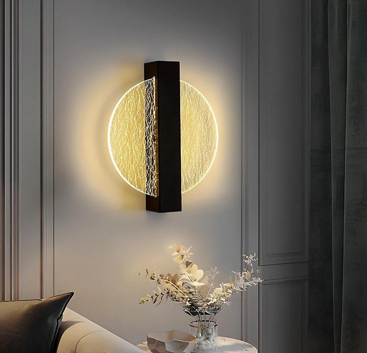Mesita despejada en tu dormitorio: el aplique de pared orientable que lo cambia todo - image 1