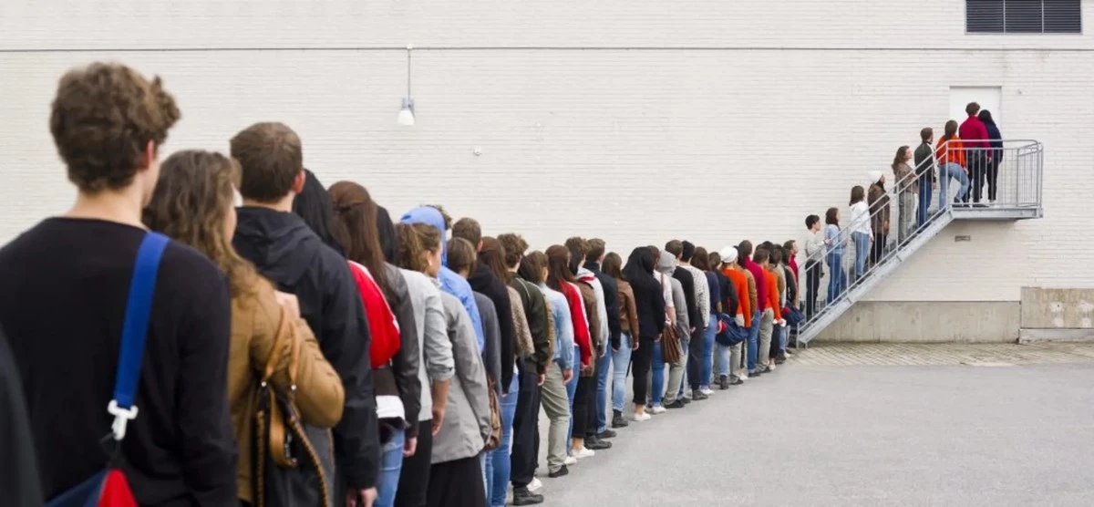 Mundo Electro en Burzaco: 6 cuadras de fila por ofertas del 70% - image 1