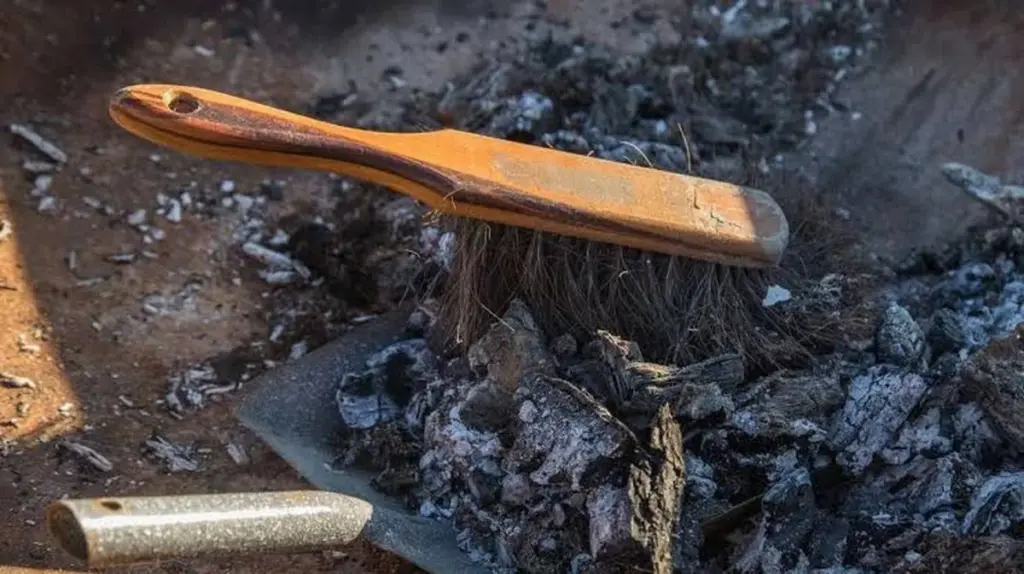 No tires la ceniza de madera: el truco para sanar tu jardín este 2026