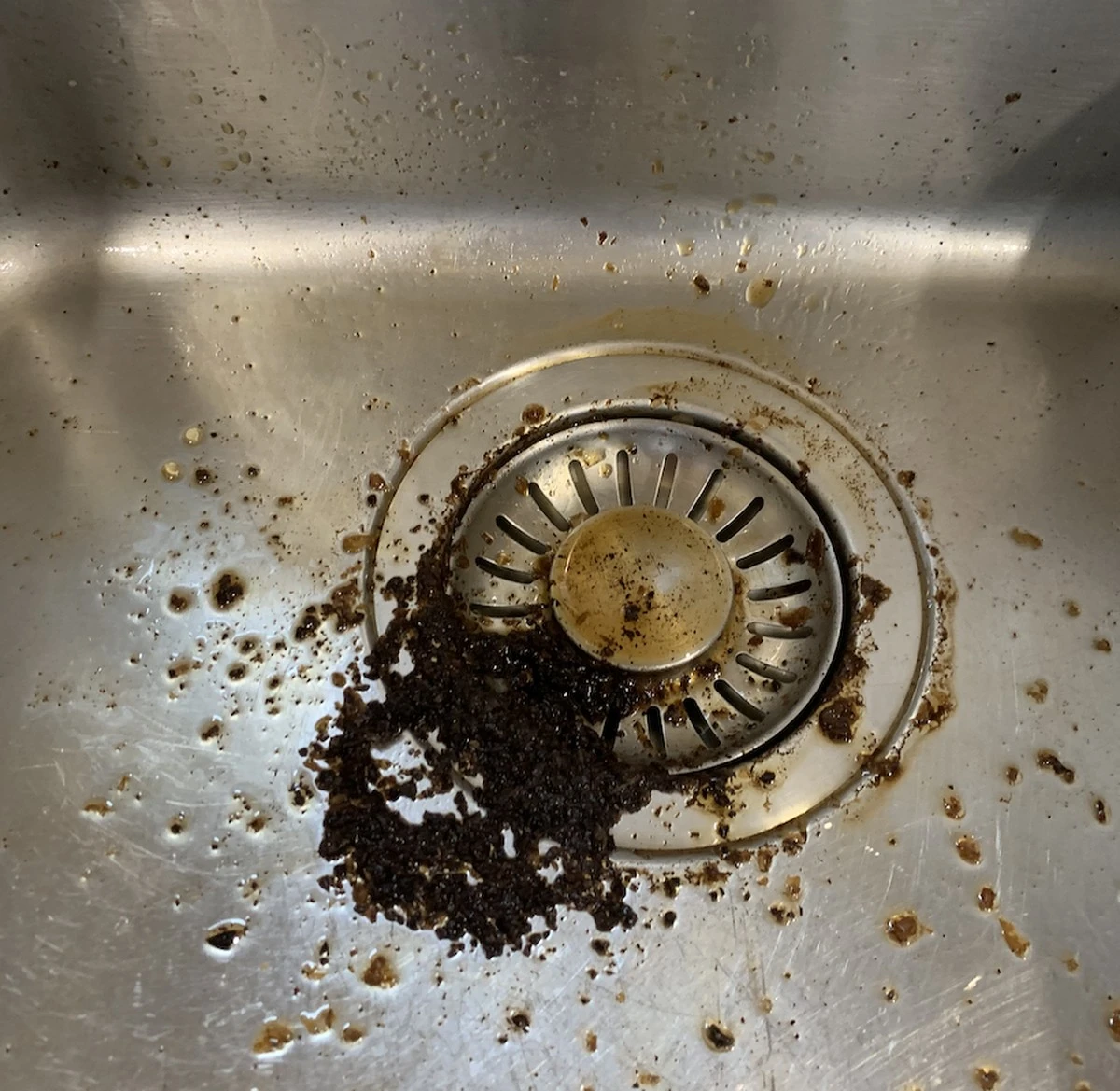 No tires los posos de café por el desagüe de la cocina: Podrías estar arruinando tus tuberías - image 1