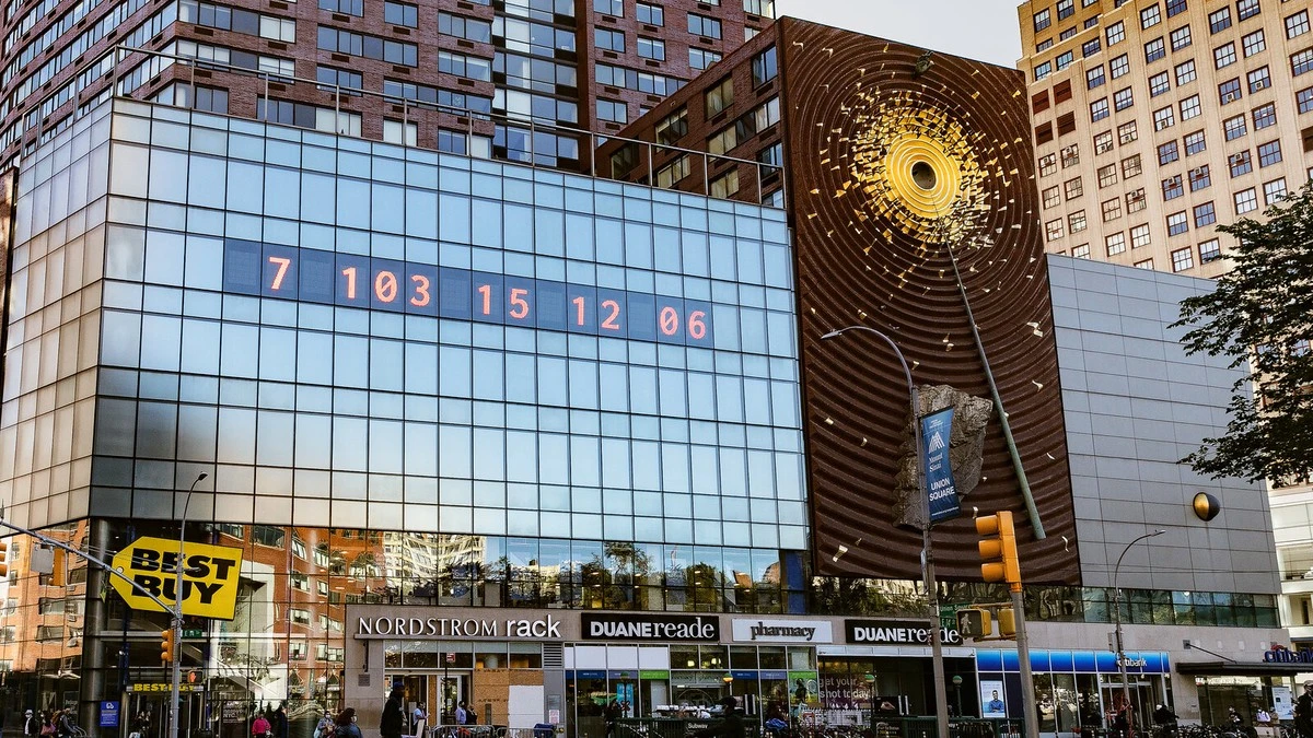 Oulu26 presenta el Reloj del Clima: arte con engranajes de madera y LED el 9 de mayo - image 1