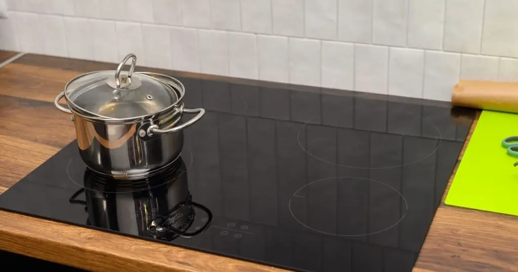 Placa de inducción: el truco del imán para ahorrar en tus utensilios de cocina