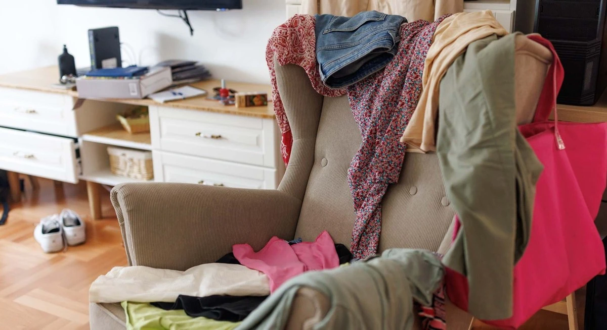 Por qué esa pila de ropa en tu silla no es desorden, sino una señal de tu cerebro. - image 1
