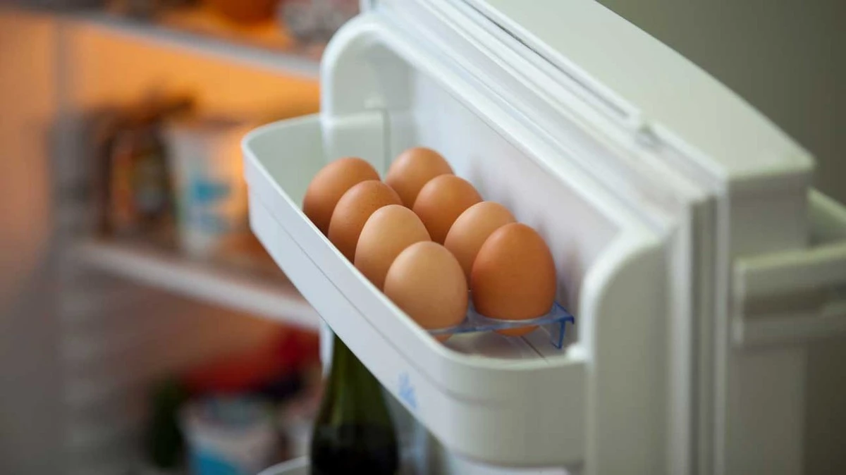 Por qué no debes poner el huevo en la puerta del refrigerador: el error de salud común - image 1