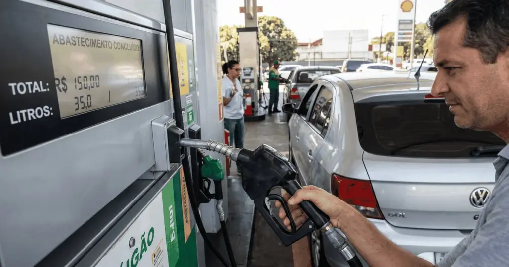 Por qué parar la bomba con el primer clic en la gasolinera protege tu motor y tu bolsillo