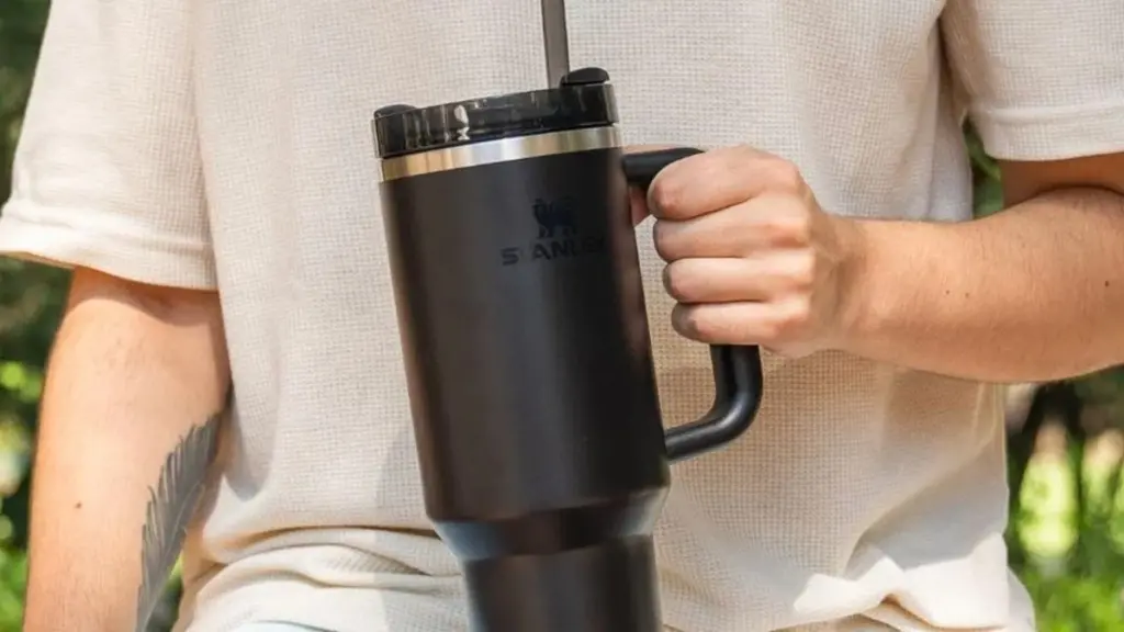 Stanley Vaso Quencher: aislamiento de doble pared mantiene el frío 12 horas al sol