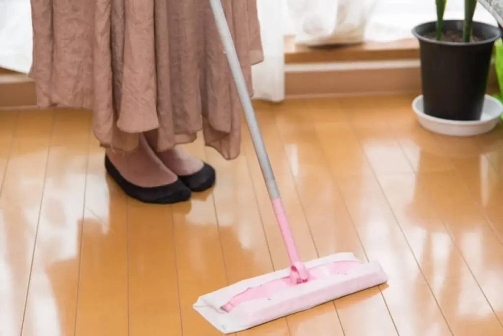 Suelos de madera como nuevos: el truco del Té Negro para un brillo eterno