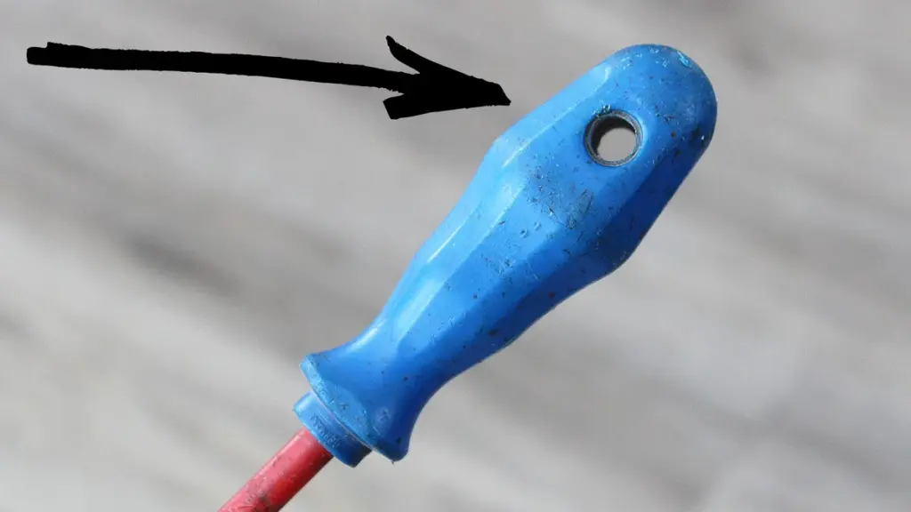 Tornillos atascados: el truco del agujero en el mango de tu destornillador