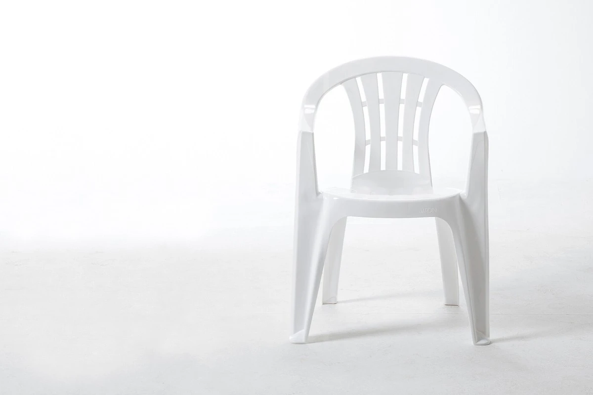 Tu Silla Monobloc de plástico no es basura: el cambio para 2026 que lo transforma todo - image 1
