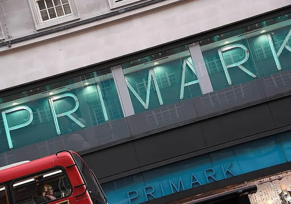 Vajilla de Primark por 7 euros: el secreto inspirado en Granada que vuela de las tiendas