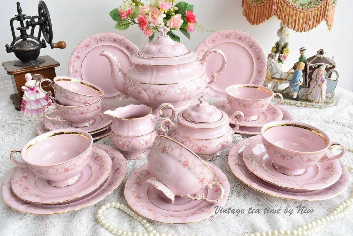Vajilla olvidada: por qué la porcelana rosa y el Grandmacore valen una fortuna - image 1