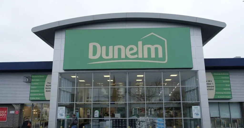 Ventanas siempre floridas sin riego: el Crisantemo rosa artificial de Dunelm de 21€