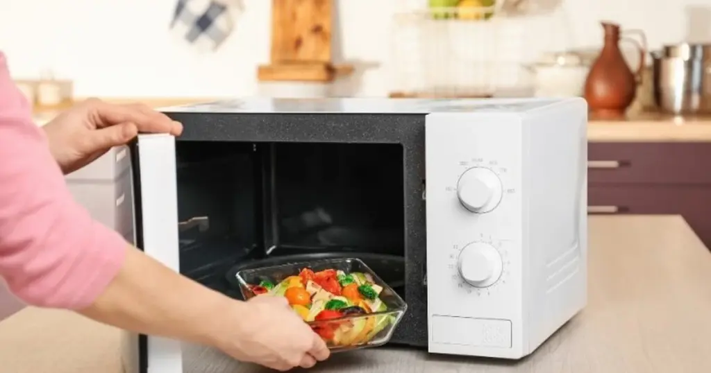 Verduras en el horno de microondas: el error que destruye sus nutrientes