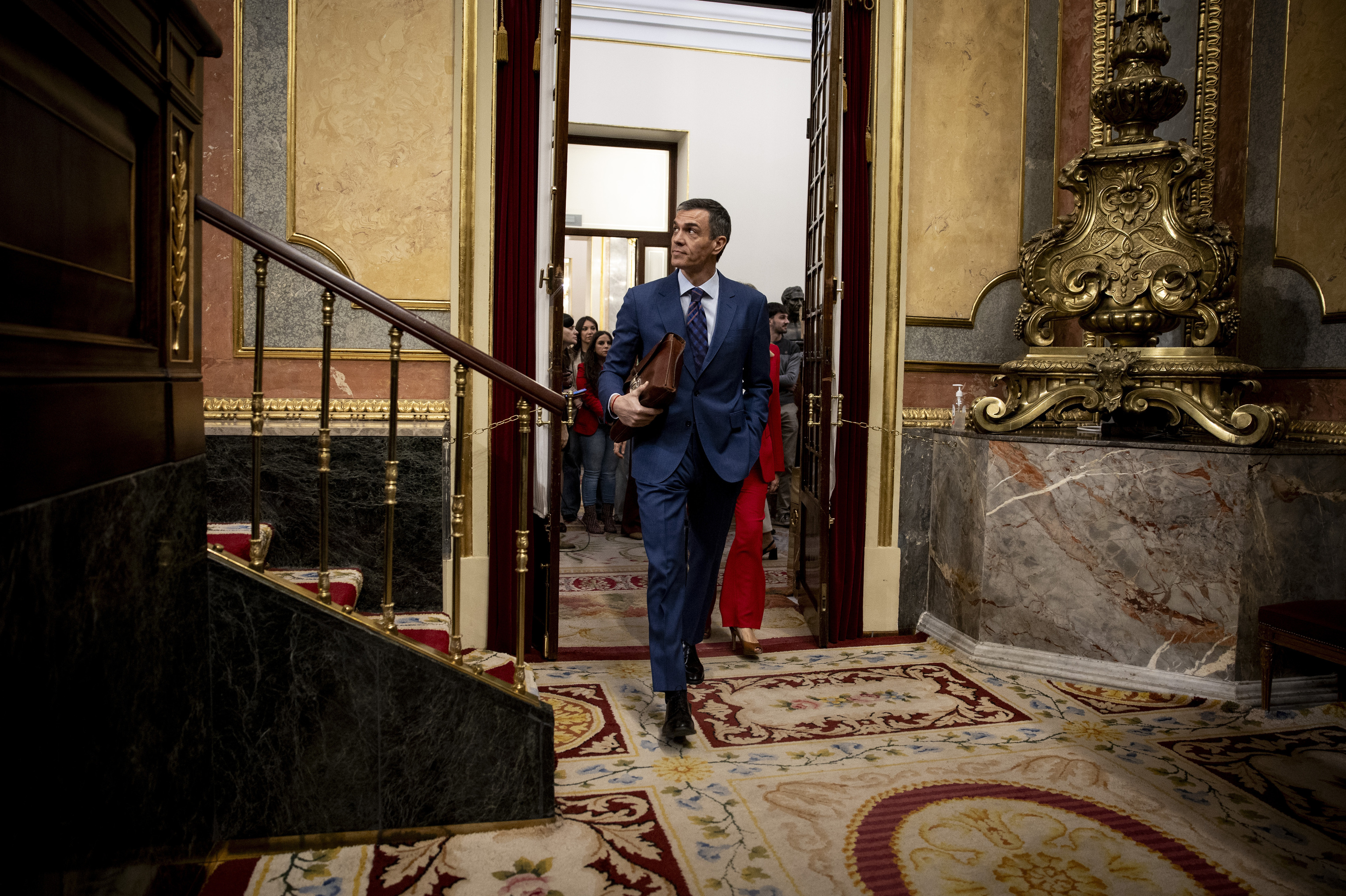 El presidente del Gobierno, Pedro Sánchez, a la salida del Hemiciclo del Congreso.