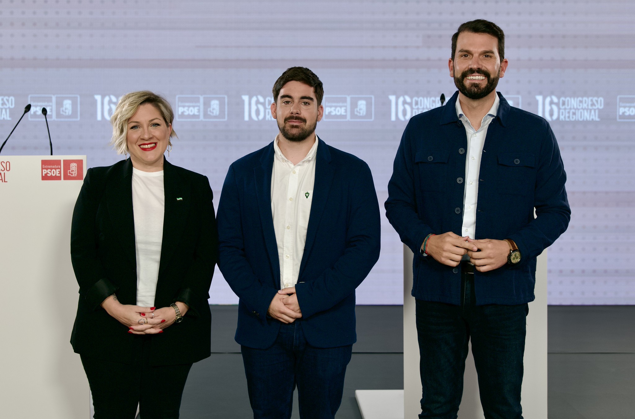 Soraya Vega y Álvaro Sánchez Cotrina, con el moderador del debate Hernán Álvarez (centro).