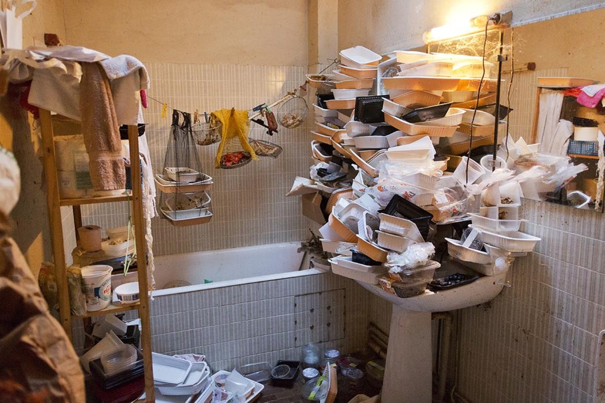 Imagen de archivo de un baño con acumulación de residuos (Infobae)