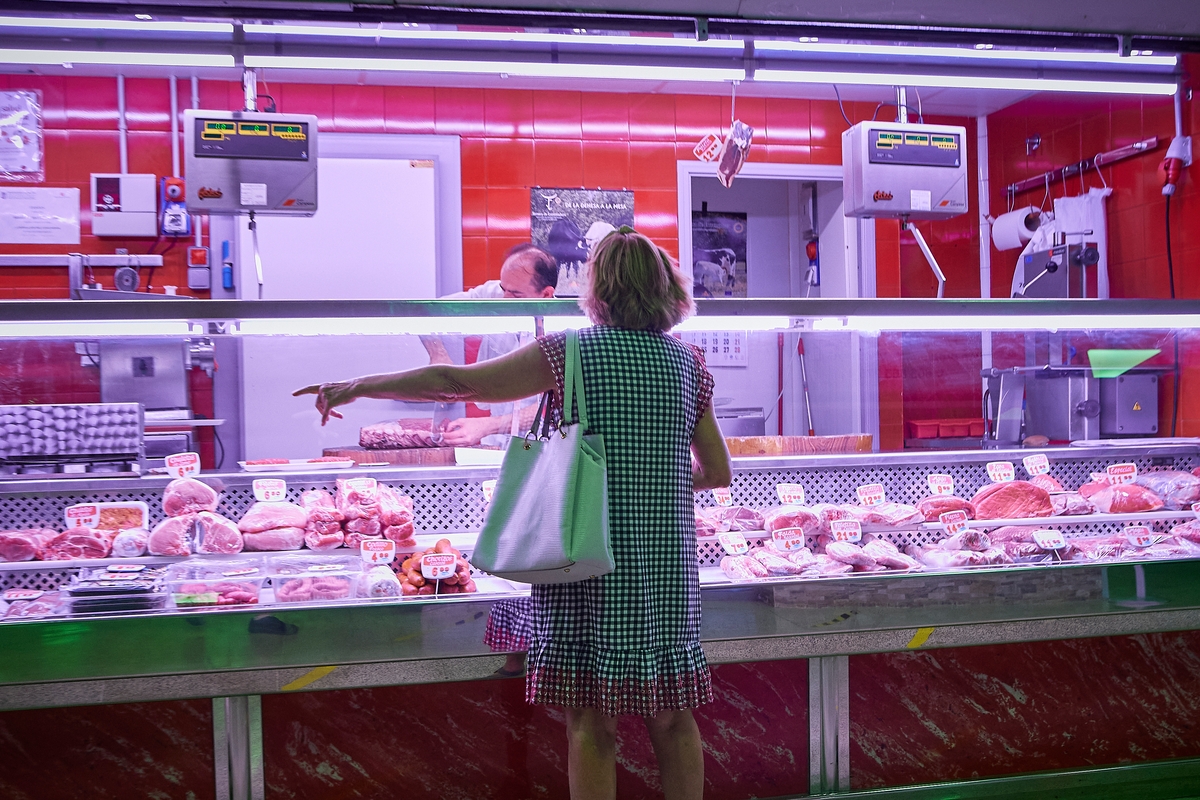 Un estante de carne en el Mercado Municipal de Pacífico en Madrid (Jesús Hellín / Europa Press)
