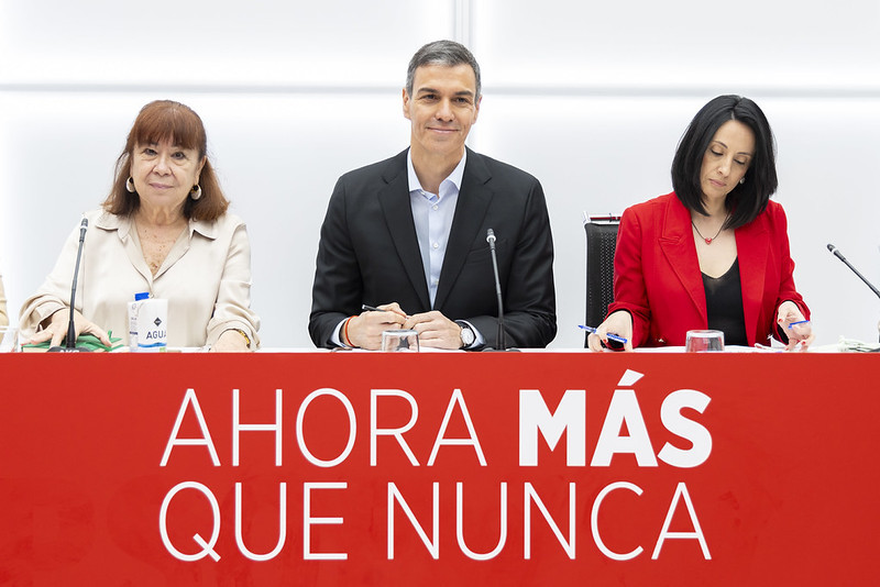 Sánchez, entre Cristina Narbona y Rebeca Torró.