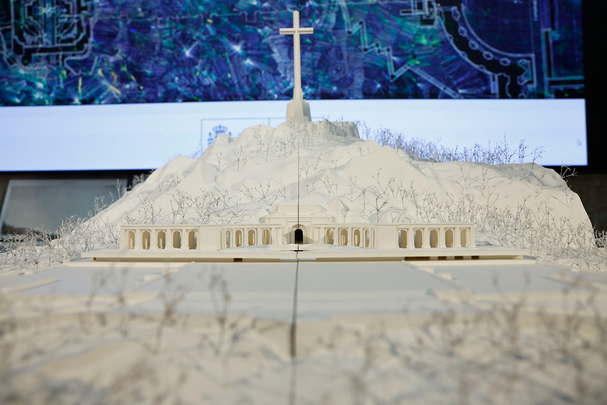 Maqueta del proyecto 'La base y la cruz' elegido por un jurado como ganador del concurso internacional convocado por el Gobierno para resignificar el Valle de Cuelgamuros, antiguo Valle de los Caídos. (EFE/ Rodrigo Jimenez)