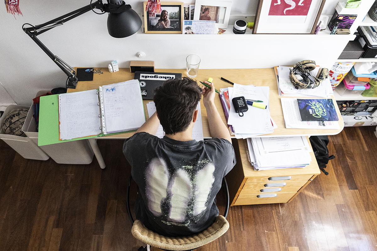 Un joven estudiando para Selectividad.