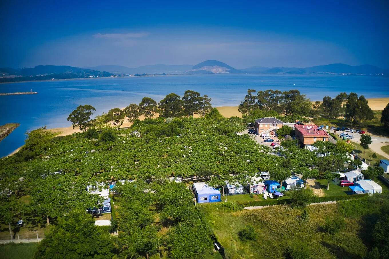 Foto: Vista aérea del camping en la bahía de Santoña, enclavado entre vegetación y dunas en un entorno natural protegido a orillas del mar Cantábrico. (Google)