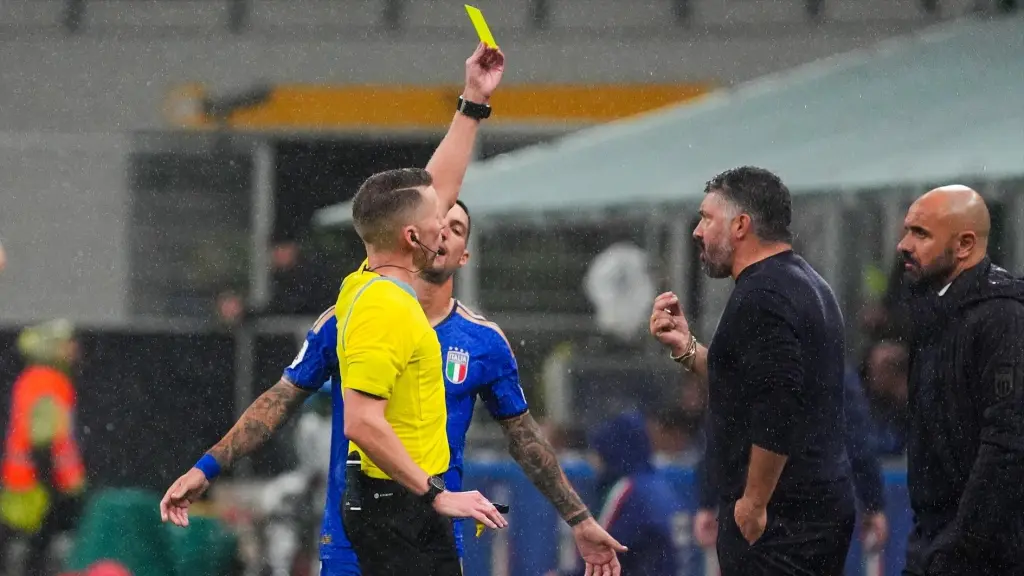 Gattuso, seleccionador de Italia, recibiendo una tarjeta amarilla