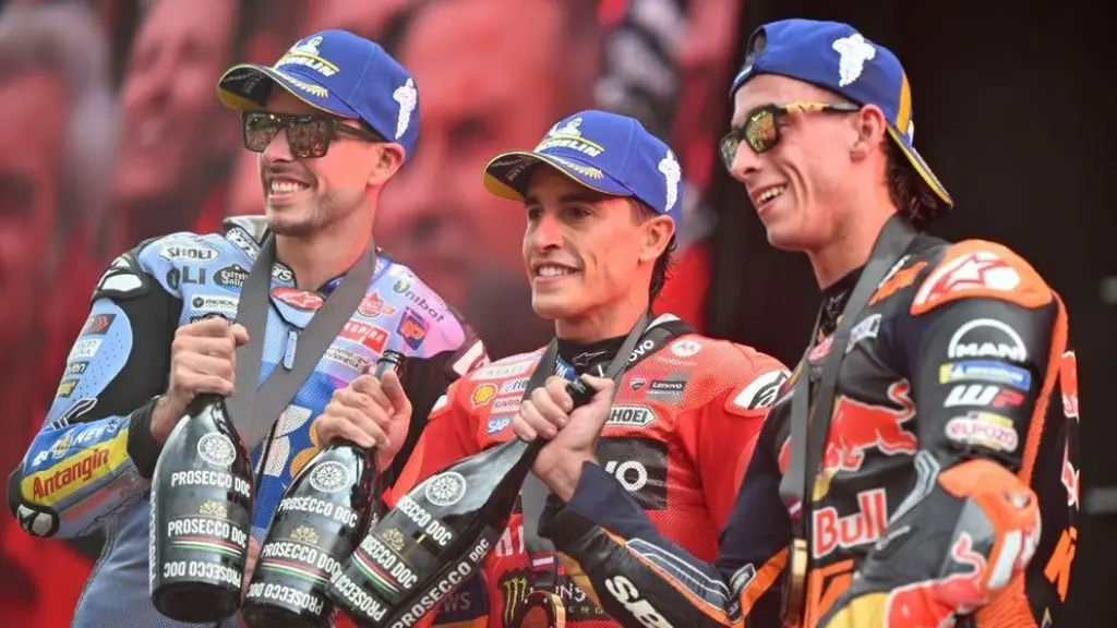 De izquierda a derecha. Álex Márquez, Marc Márquez y Pedro Acosta.