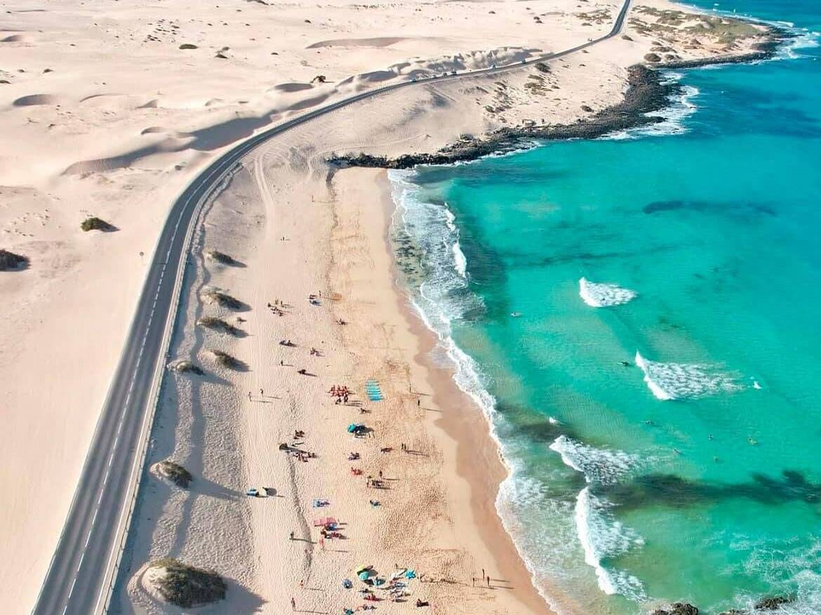 Foto: Una franja de arena junto al mar turquesa recorre la costa de la isla más antigua de Canarias, formada hace millones de años por actividad volcánica submarina. (Facebook)
