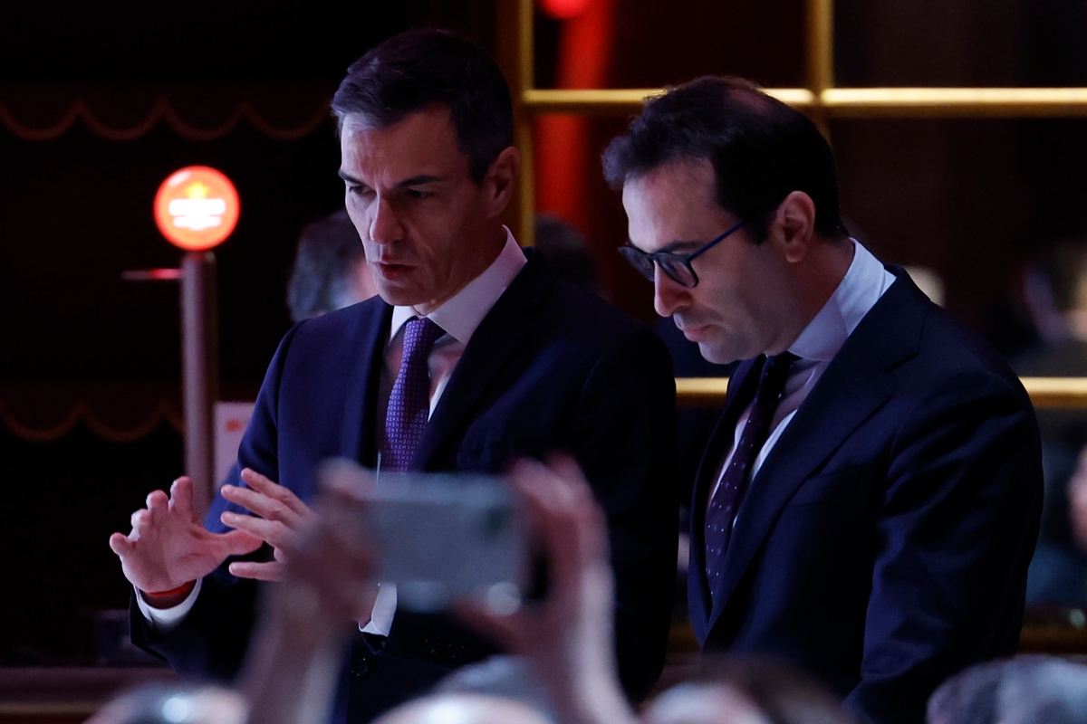 El presidente del Gobierno, Pedro Sánchez (i), y el vicepresidente primero y ministro de Economía, Comercio y Empresa, Carlos Cuerpo (d) durante la inauguración de la segunda edición del Invest in Spain Summit. (EFE/Mariscal)