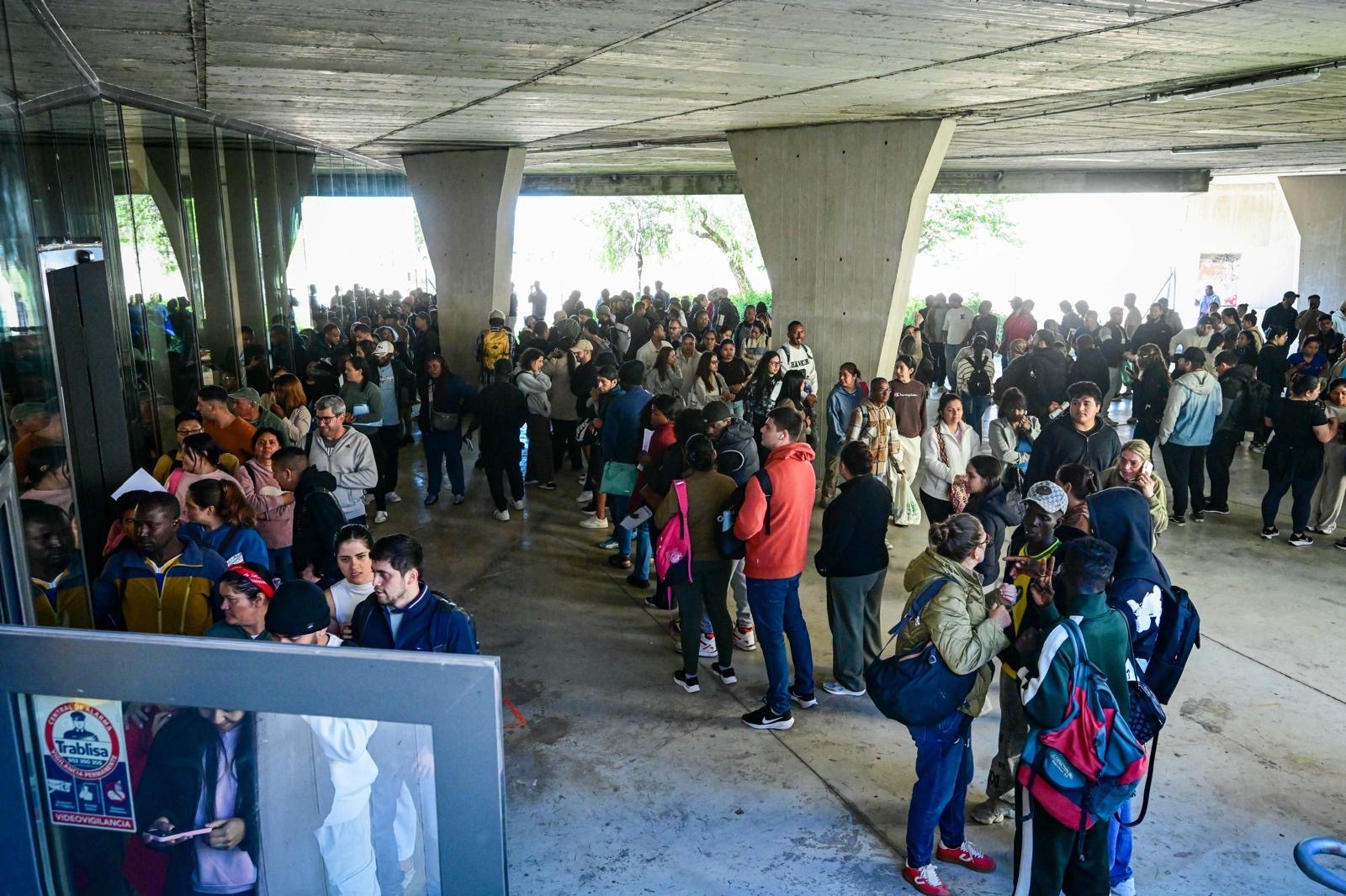 Colas en una oficina municipal de Palma este lunes.