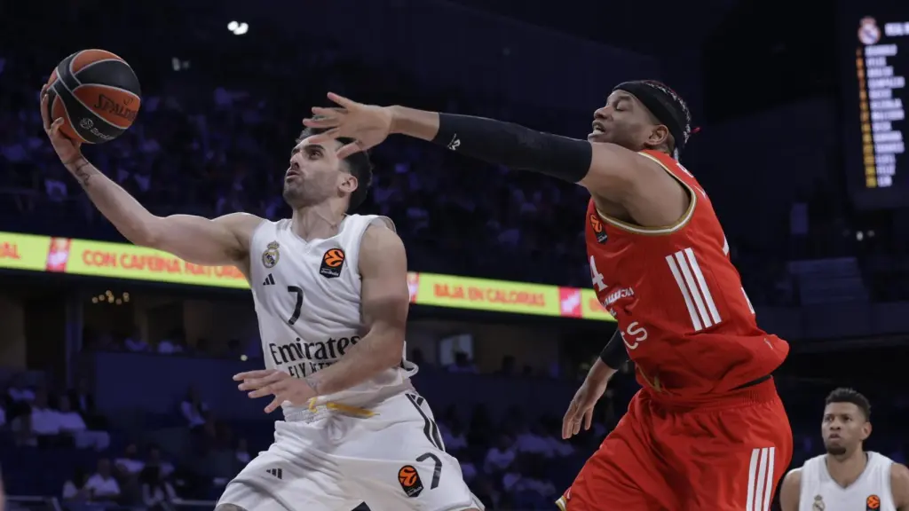 Campazzo entra a canasta para anotar.