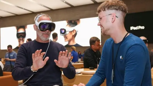 Una persona prueba en la tienda de Apple unas gafas inteligentes.