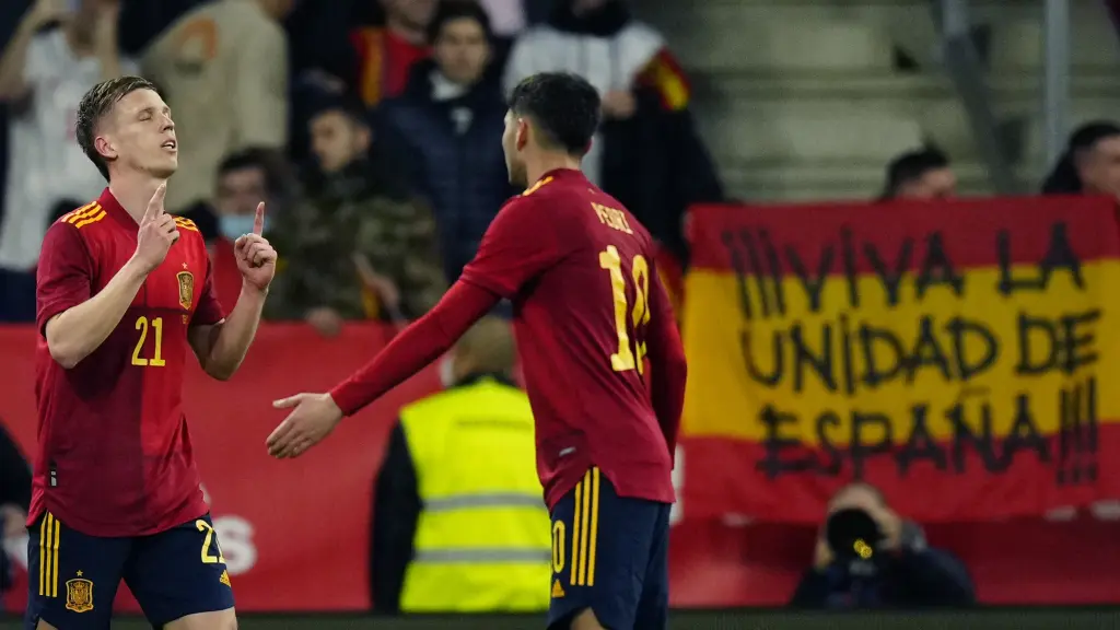 Dani Olmo y Pedri celebrando un gol en el regreso de España a Barcelona 18 años después
