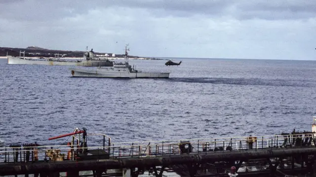 Buques de la fuerza naval británica en la isla Ascensión durante una escala en el trayecto de regreso tras la Guerra de Malvinas/Falklands en 1982.