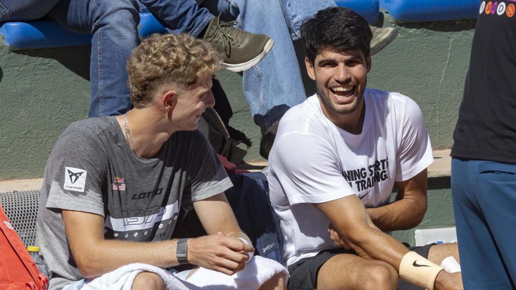 Martín Landaluce y Carlos Alcaraz, entre risas durante un entrenamiento