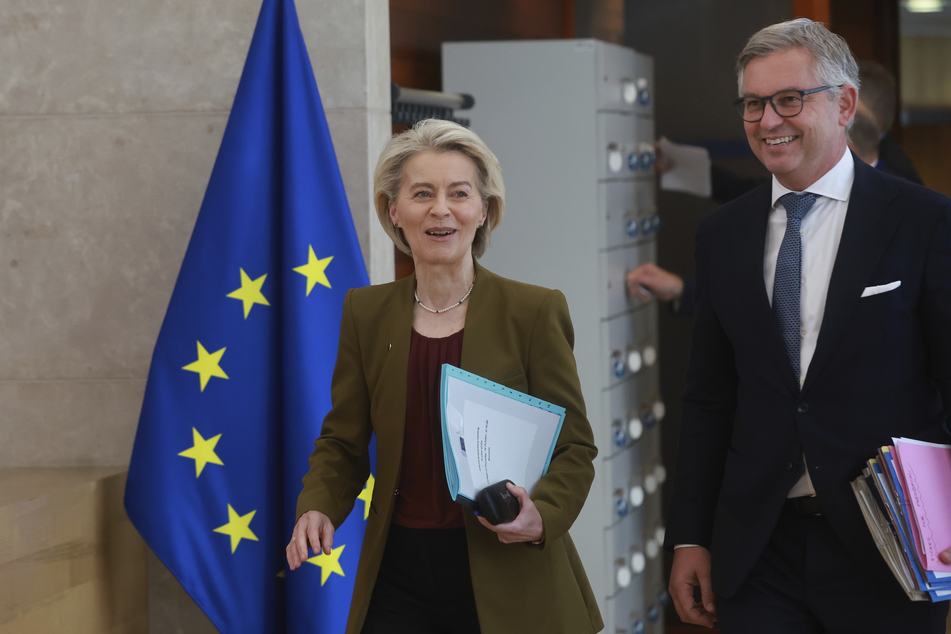 La presidenta de la Comisión Europea, Ursula von der Leyen, y el comisario de Interior y Migración, Magnus Brunner.