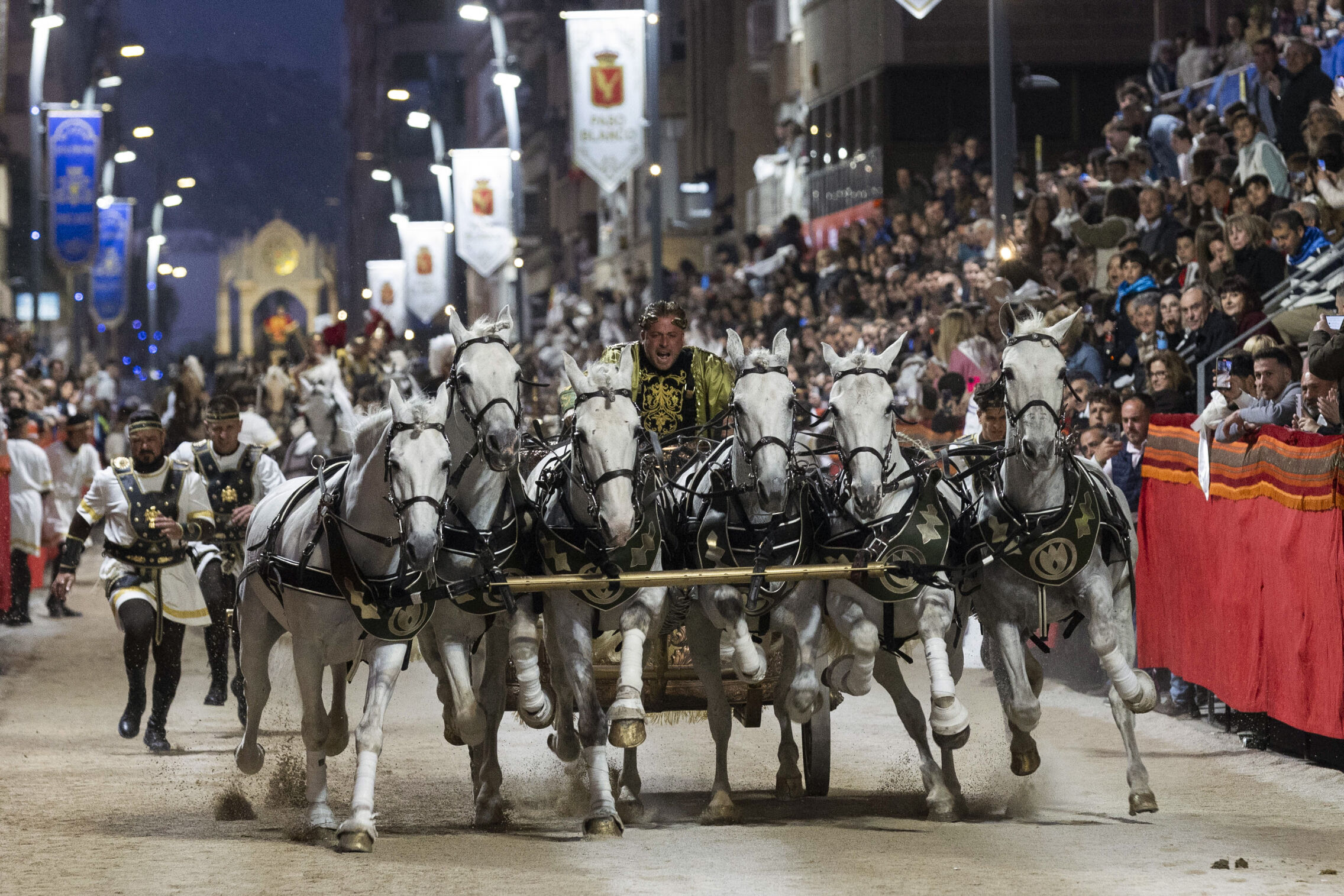 Foto: Una cuadriga durante la carrera de la procesión del Viernes de Dolores en esta localidad murciana. (EFE/Marcial Guillén)