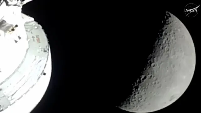 Vista de la Luna desde la cápsula Orión de la misión Artemis II