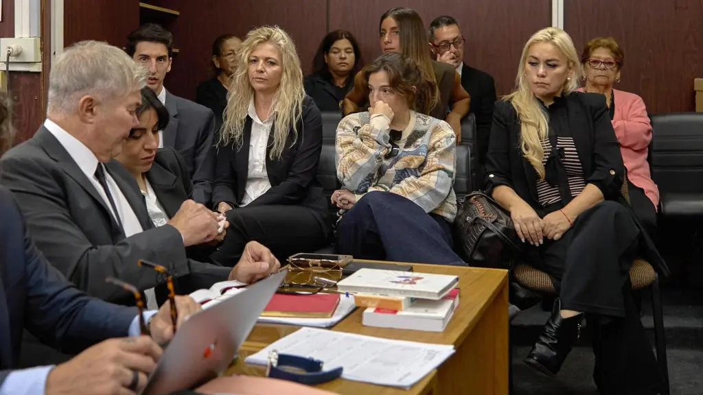Fernando Burlando, abogado de la familia Maradona; Gianina Maradona; Dalma Maradona; y Verónica Ojeda, exesposa de Maradona, en el juicio